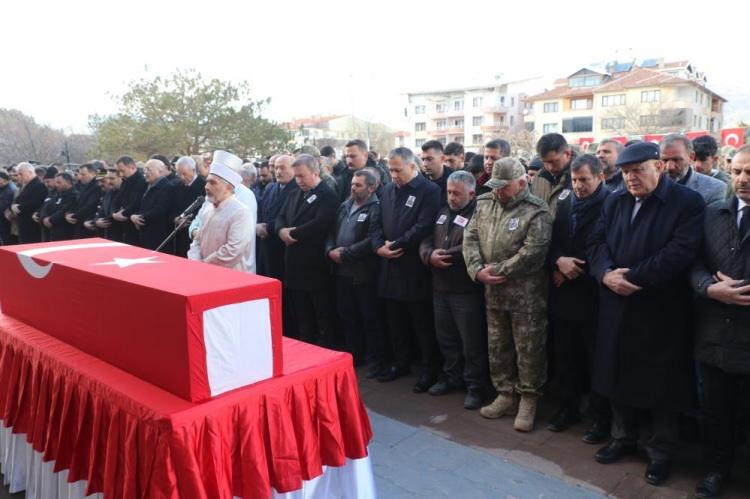 <p>Kuzey Irak’ta Pençe Kilit Harekatı bölgesinde PKK'lı teröristlerle çıkan çatışmada şehit olan Piyade Sözleşmeli Er Salih Ay, memleketi Erzincan'da dualarla son yolculuğuna uğurlandı. Cenaze törenine İçişleri Bakanı Ali Yerlikaya da katıldı.</p>
