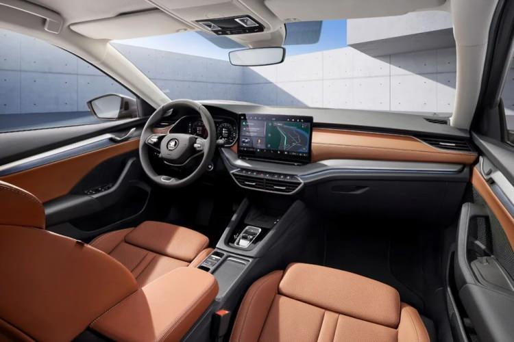 <p>Skoda, iç mkenada koltuklar, ön konsol ve kapı panellerinde daha fazla sürdürülebilir materyale yer verirken, 10 inçlik multimedya ve 10 inçlik gösterge paneli dikkat çekiyor.</p>
<p> </p>
