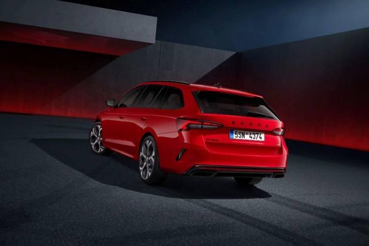 <p>265 HP ile daha güçlü 2.0 litre TSI motorla donatılan Skoda Octavia RS, aynı zamanda 370 Nm tork değerine sahip. 7 ileri otomatik DSG şanzımanla eşleştirildi. Standart spor süspansiyon 15 milimetre alçaltılan Octavia RS, kademeli direksiyon ve elektronik olarak kontrol edilen VAQ sınırlı kaydırmalı diferansiyel ile mükemmel çekiş ve sürüş dinamikleri sunabiliyor.</p>
<p> </p>