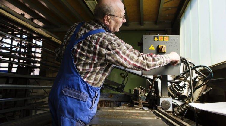 <p>Türkiye'de son açıklanan Aralık 2023 verilerine göre yaşayan 85,3 milyon kişiden 32 milyon 56 bin kişi çalışıyor. Bu oran erkeklerde yüzde 66,1 iken kadınlarda yüzde 31,9 olarak gerçekleşti.</p>
