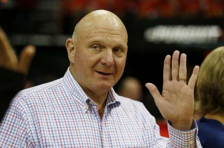 <p>Bir diğer isim ise Microsoft'un eski CEO'su Steve Balmer. Balmer Microsoft'ta 1980'de işe girdi. Ünlü iş insanı, Microsoft'un kurucusu Bill Gates tarafından şirkete alınan 30'uncu çalışan olarak biliniyor. İlk maaşı yıllık 50 bin <a href="http://bigpara.hurriyet.com.tr/doviz/dolar/" target="_blank">dolar</a> olan Balmer, zaman içinde yükselerek 2000 yılında Microsoft'un CEO'su oldu. Bu görevi 2014 yılında bırakan Balmer'in net serveti 122 milyar dolar. Steve Balmer, Microsoft'ta çalışırken edindiği servet ile birçok yatırım da yaptı. Kendi şirketler grubunu kuran Balmer, 2014 yılında NBA basketbol takımı Los Angeles Clippers'ı da satın adı. </p>