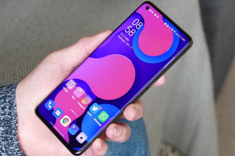 <p><strong><span style="color:#B22222">9)  OPPO FIND X5 PRO </span> |  1.87 W/KG</strong></p>
