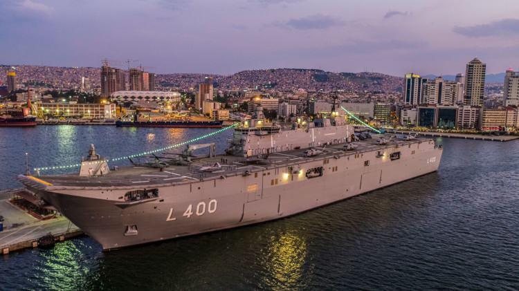 <p>Deniz harp sistemleri açısından ise birçok kişinin favori gelişmesi, TCG Anadolu’nun yükselişidir. Bir amfibi taarruz gemisi olan TCG Anadolu, gerçekten de majestik bir kuvvet aktarımı platformudur. </p>
