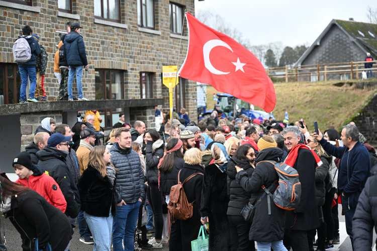 <p>Belde olduğu dönemden kalma belediye binasının girişinde beton zemine işli Türk bayrağı bulunuyor. Aynı binanın çatısında bulunan rüzgar gülünde de Türk bayrağı yer alıyor.</p>