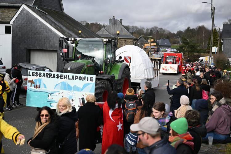<p>"Les Turkania Möhnen" isimli, kendilerini "Jeunes Turcs" (Genç Türkler) olarak da niteleyen grubun düzenlediği karnaval, ay yıldızlı bando takımıyla açılıyor.</p>
<p> </p>