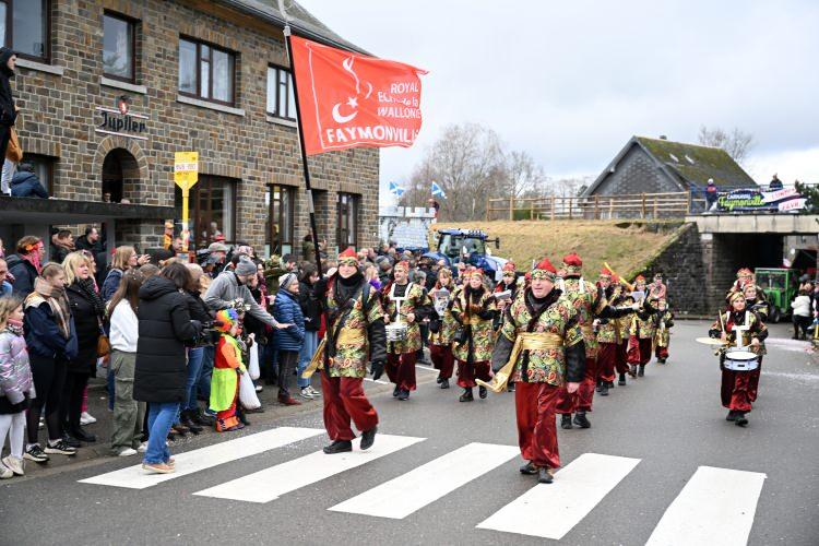 <p>Ardında rengarenk kostümlerle dans eden gençler ve izleyicilere konfetiler atan araçlar kortej oluşturuyor.</p>
<p> </p>
<p>Köyü kırmızı beyaza boyayan karnaval sayesinde Valon halk ile Avrupa'da yerleşik Türkler arasında sıcak iletişim kuruluyor.</p>