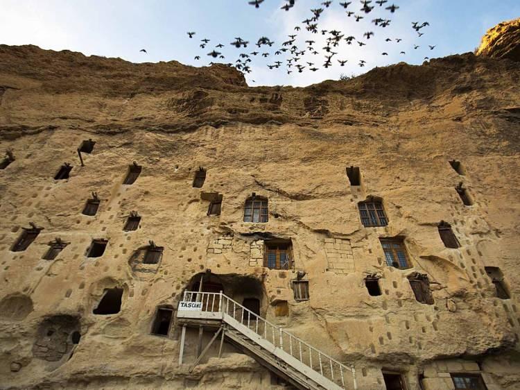 <p><span style="color:#B22222"><em><strong>KARAMAN</strong></em></span></p>

<p>İlk ismi Laranda’dır. Selçuklu ve Osmanlılarda ki ismi Larende idi. Karamanoğullarının başkenti olduğundan buraya daha sonra Karaman adı verildi.</p>
