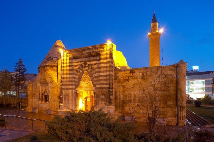 <p><span style="color:#000080"><em><strong>KIRŞEHİR</strong></em></span></p>

<p>'Kır' ve 'Şehir' kelimelerinin birleşmesinden oluşmuştur.</p>
