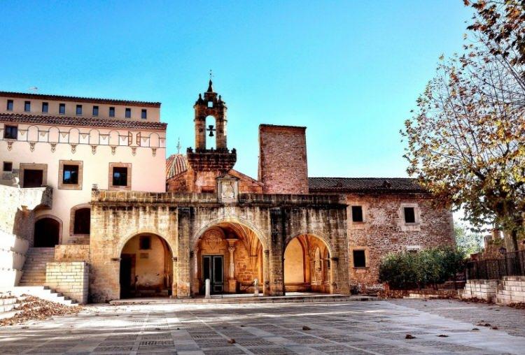 <p><span style="color:#2F4F4F"><em><strong>KİLİS</strong></em></span></p>

<p>Kilis adı Yukarı Mezopotamya da Pellada Cyrrhus denen bir kent ile aynı adı taşıdığı ve Osmanlı kaynaklarında Kilis Kalesi olarak geçtiği görülmektedir.Bu sözcüğün okunuşu “Kiris” olup “Kilis” sözcüğüne fonetiği bakımından büyük benzerlik göstermektedir. Grant Dictionier’de Cyrrhus’u “Kiris” anlamı da “Efendi” olarak yazmaktadır. Büyük olasılıkla 8. yy'da bölgeye gelen Türkmenler tarafından Kiris, Kilis diye söylenmiş ve bugünkü yeri Kilis olarak isimlendirilmiştir.</p>
