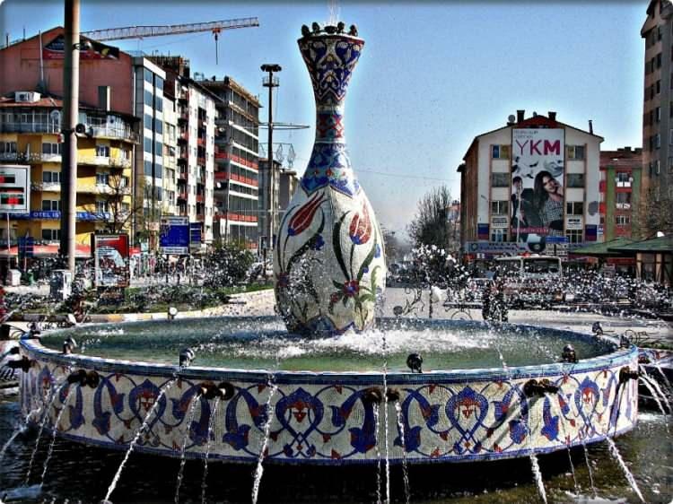 <p><span style="color:#0000CD"><em><strong>KÜTAHYA</strong></em></span></p>

<p>Frigler buraya “Katyasiyum veya Katiation” adını vermişlerdir. Daha sonra yöre halkı buraya Kütahya demiştir.</p>
