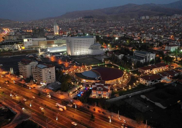 <p><span style="color:#006400"><em><strong>MALATYA</strong></em></span></p>

<p>Hititler döneminde buranın adı “Meliddu”dur. Halk tarafından Malatya olarak değişmiştir.</p>
