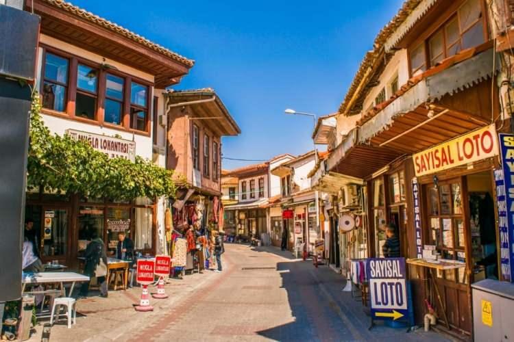 <p><span style="color:#000080"><em><strong>MUĞLA</strong></em></span></p>

<p>Eski adı “Mobolla”’dır. Türkler buraya daha sonra Muğla demişlerdir.</p>
