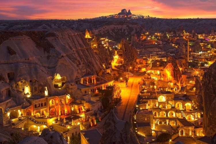 <p><span style="color:#4B0082"><em><strong>NEVŞEHİR</strong></em></span></p>

<p>On sekizinci yüzyıla kadar şehir bir köydü ve adı “Muşkara” idi. Daha sonra Nevşehirli Damat İbrahim Paşa köyünü geliştirdi ve yeni şehir anlamında Nevşehir adını verdi.</p>
