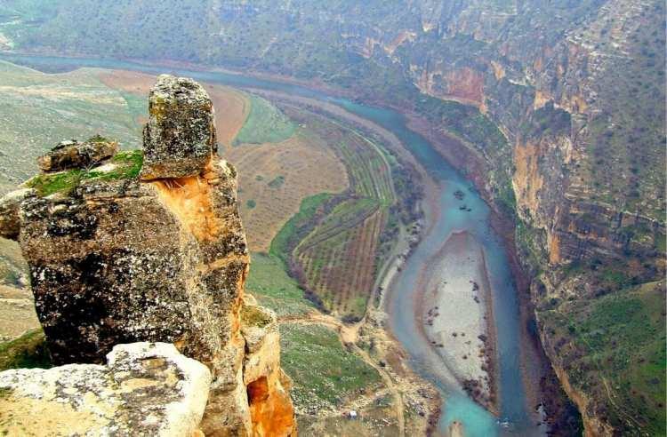 <p><span style="color:#4B0082"><em><strong>SİİRT</strong></em></span></p>

<p>Siirt adının Keldani aslından geldiği ve şehir anlamına geldiği söylenir. Diğer bir rivayete göre ise Sert kelimesinin bozulmuş şeklidir.</p>
