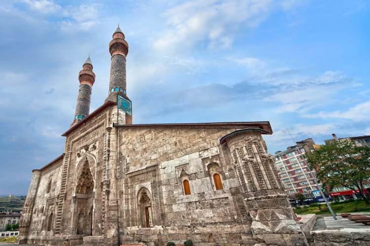 <p><span style="color:#800000"><strong>SİVAS</strong></span></p>

<p>Bu gün kullanılan Sivas isminin kaynağı hakkında ise farklı görüşler bulunmaktadır. Bunların içinden ‘Sebaste’ Sebasteia eski yunancada (Augustus Şehri) ismi, Pontus kralı Polemon’un hanımı Pitodoris tarafından verilmiştir. Romalılar, Pont Krallığını egemenlikleri altına aldıkları zaman şehrin yönetimini Pont Krallığı’nda bırakmışlardı. Pont Kralının hanımı ise, Roma Kralı Augustus’un sevgisini kazanmak ve ona bir şükran ve sadakat ifadesi olmak üzere Yunanca’da Ogüst şehri anlamına gelen “Sebaste” adını verdiği sanılmaktadır. Sebaste’nin zamanla “Sivas”a dönüştüğü ileri sürülmektedir.Yine diğer bir görüş de, bugün “Sivas” olarak kullanılan ismin “Sipas”tan geldiğidir. Şehrin ilk kurulduğu dönemlerde, bugünkü şehrin merkezinin bulunduğu yerde büyük çınar ağaçlarının altında üç adet su gözesi (Kaynağı) bulunmaktadır. Bu gözelerden bir tanesi “Allah’a Şükür”ü ikincisi “ana ve babaya saygı”yı, üçüncüsü de “Küçüklere sevgi”yi temsil eder. Bu bölgede yaşayan insanlar, zamanla bu özelliklerini koruyamayıp yitirince, bu üç göze de kurur. Şehrin isminin de “üç göze” anlamına gelen “Sipas”tan kaynaklandığı ve zamanla bugün kullandığımız “Sivas”a dönüştüğü ileri sürülmektedir.</p>
