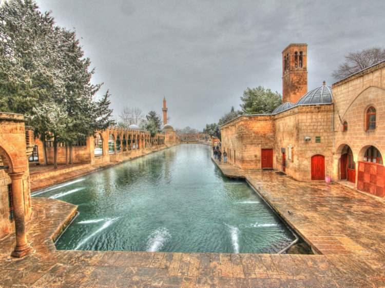 <p><span style="color:#000080"><em><strong>ŞANLIURFA</strong></em></span></p>

<p>Eski adı “Orhoe veya Orhai”dir. Dah sonra Araplar tarafından “R”ya çevrilmiştir. Bir diğer rivayete göre ise Kürtçeden gelmekte olup R yani güneş demektir. Şehir Babil hükümdarı Ramis-Nemrut tarafından kuruldu.</p>
