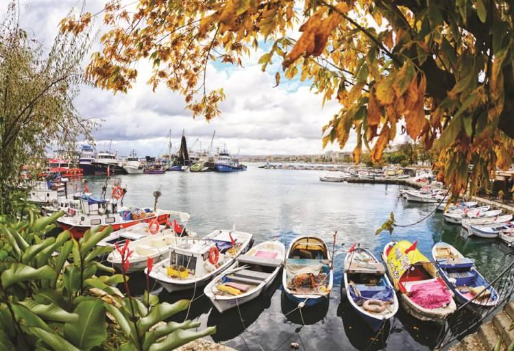 <p><span style="color:#000080"><em><strong>TEKİRDAĞ</strong></em></span></p>

<p>Adını, kıyı boyunca uzanan Tekirdağları'ndan almıştır.</p>
