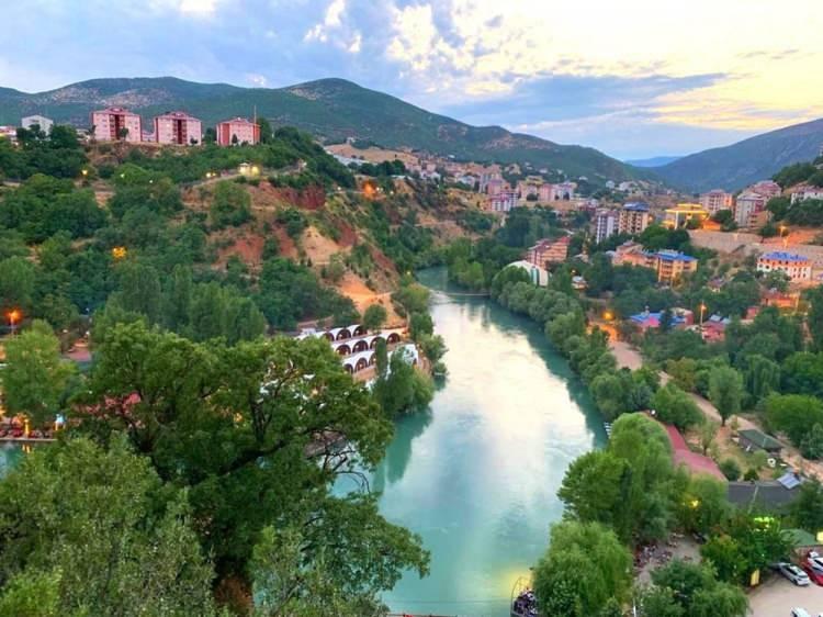 <p><span style="color:#000080"><em><strong>TUNCELİ</strong></em></span></p>

<p>Burada bazı maden yataklarının bulunmasından dolayı şehre Tunceli adı verilmiştir. Yani Tunçülkesi demektir.</p>
