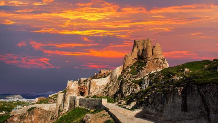 <p><span style="color:#000080"><em><strong>VAN</strong></em></span></p>

<p>Van’ı Asur kraliçesi Semiramis kurdu. Bundan dolayı şehre “Şahmirankent” adı verildi. Daha sonra Persler döneminde buraya Van adında bir vali geldi ve şehri bayındır hale getirdiğinden şehre onun adı verildi.</p>
