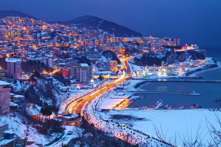 <p><span style="color:#4B0082"><em><strong>ZONGULDAK</strong></em></span></p>

<p>Kent merkezinin Üzülmez Deresi'nin ağız kısmında yer alması ve derenin ilk çağda "Sandra" adıyla anılması, burada kurulan yerleşmenin de "Sandaraca" adını taşıması nedeniyle, zamanla bu adın Zonguldak'a dönüştüğünü savlamaktadır.</p>
