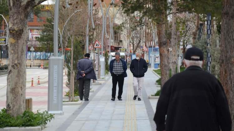 <p>Böylece 10 büyükşehirdeki tek kişilik hane halkı sayısı 2 milyon 607 bin 624 olurken bu sayı toplam sayının yarısından fazlası olarak hesaplandı.</p>
