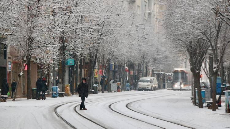 <p>En az yalnız yaşayanların olduğu iller ise 5 bin 439 ile Bayburt, 6 bin 868 ile Ardahan, 8 bin 20 ile Hakkari ve oldu.</p>
