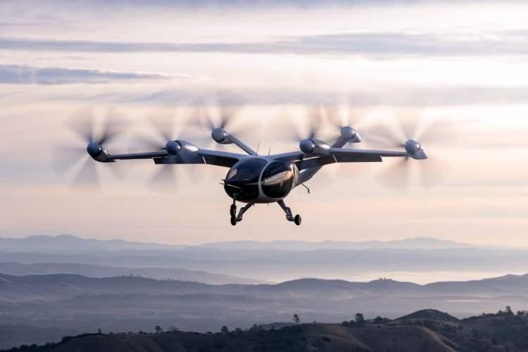 <p><span style="color:#B22222"><strong>DOĞRUDAN HAVALANABİLİYOR</strong></span></p>
<p> </p>
<p>Joby'nin uçan taksisi VTOL uçağı olarak biliniyor. Önce yerde hız kazanmak yerine doğrudan havaya kalkabilen ve pist alanı ihtiyacını azaltan bir araç türü.</p>