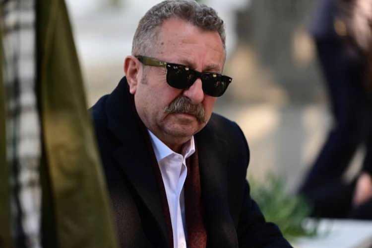 <p>Sanığın Erkan Can'a 99 bin 450 lira ödediği ve yatırılan miktarın zararı karşıladığını aktaran mahkeme etkin pişmanlık hükümlerinin uygulandığının altını çizdi.</p>

<p> </p>
