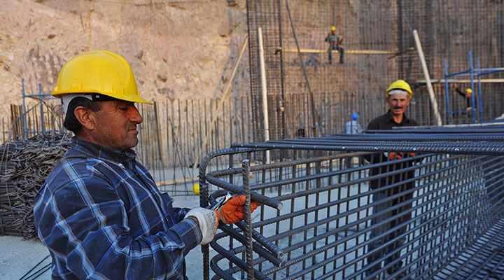 <p> İşçilerin aylık maaşları ortalama 50 bin lirayı aşıyor. Günlük olarak bin 500 ile 2 bin lira arasında değişen ücretler, mesailerle birlikte aylık 60-70 bin lirayı buluyor. Sıvacılar, demirciler, kalıpçıların maaşları, beyaz yakalı çalışanların maaşlarından daha yüksek seviyede" şeklinde aktardı.</p>