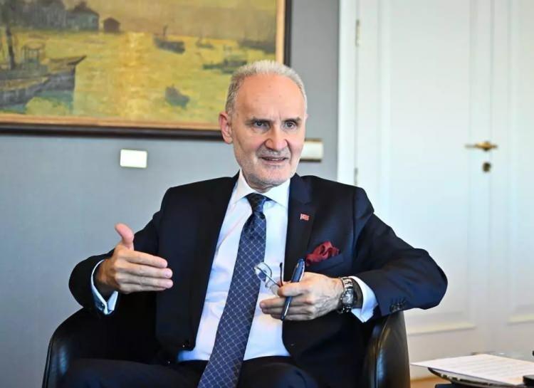 <p><strong>GÜNLÜK 200 DOLARA İŞÇİ BULUNAMIYOR</strong></p>
<p> </p>
<p>Öte yandan yetişmiş çalışan sayısındaki yetersizliğe dikkati çekerken İTO Başkanı Avdagiç, <strong>"Tuzla'daki tersanelerde kaynakçılar günlük 100 dolar alırken, şimdi 200 dolar talep ediyor. Artık süreç uzak Doğu’dan kaynakçı getirme noktasına geldi"</strong> dedi</p>