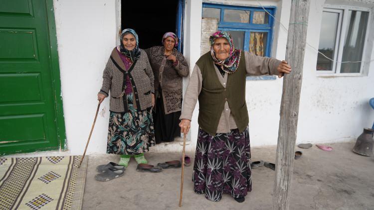 <p>Cumhurbaşkanı Erdoğan'ın daha önce Kırıkkale'de düzenlediği mitinglere katıldığını belirten Sınıroğlu, "Cumhurbaşkanı Erdoğan'a çok selam ediyorum. Kırıkkale'ye geldiğinde de yer bulamadım. Erdoğan'a 'selam' dedim. Çok selamım gitti kendisine. Evimin çatısını hükümet onartırdı. Allah hükümetimize zeval vermesin. Her daim oyumu Erdoğan'a atıyorum. Bir mutfağım yok, odada pişiriyorum yemeğimi. Yerim var, bir mutfağımı yapsalar. Allah kurban olayım Kırıkkale'nin Valisi geldi de tavanı onarttı. Merdivenimi yaptırdı. Burayı hükümet onardı. Kurban olayım hükümetimize, yardım ediyor bana. Erdoğan başkanımdan mutfak istiyorum, çay pişireceğim" dedi.</p>