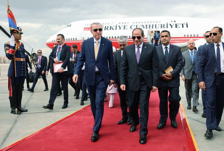 <p>Havalimanı’na inen Cumhurbaşkanı Erdoğan’ı Mısır Cumhurbaşkanı Abdulfettah es-Sisi törenle karşıladı.</p>

