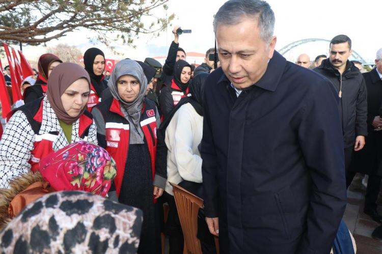 <p>Cenaze namazına İçişleri Bakanı Ali Yerlikaya, Erzincan Valisi Hamza Aydoğdu, Bayburt Valisi Mustafa Eldivan, Erzincan milletvekilleri Süleyman Karaman, Mustafa Sarıgül, Bayburt Milletvekili Orhan Ateş, 3’ncü Ordu Komutanı Korgeneral Veli Tarakçı, Erzincan Belediye Başkanı Bekir Aksun, Bayburt Belediye Başkanı Hükmü Pekmezci, askeri erkan ve binlerce Erzincanlı katıldı.</p>
