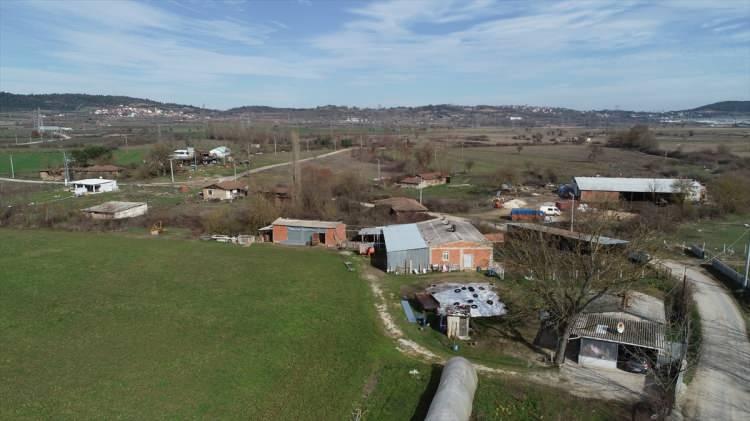 <p>Ailesi Çanakkale il merkezinde, kendisi Kazabat köyünde yaşayan Engin Tütüncü de oy kullanmak için Süle Mahallesi'ne gideceğini ifade etti.</p>

<p> </p>

<p>Tütüncü, nüfusun az olmasının nedeninin insanların şehir hayatını tercih etmeleri olduğunu dile getirerek, "Burada 3-5 kişi yaşıyoruz." dedi.</p>
