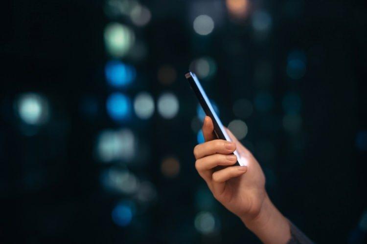 <p><strong>Telefonumu açık tutmamaya ya da gittiğim her yere yanımda götürmemeye oldukça alıştım.</strong></p>
<p> </p>
<p>Herhangi bir şeye anında yanıt vermemi gerektirmeyen bir işim olmasının ayrıcalığına sahibim ve çocuklarım yok, bu nedenle benim durumumda telefonumun her zaman yanımda olması gerekli değil.</p>