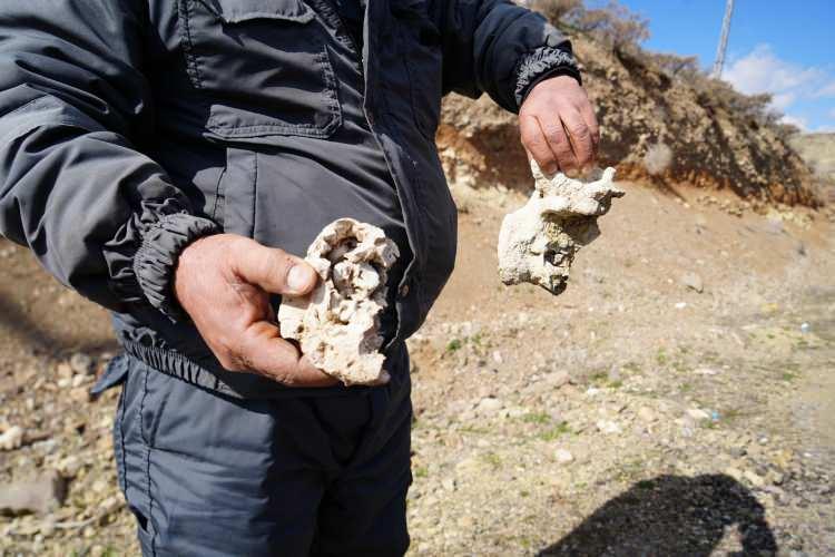 <p>Başmakçı Köyünde elektrik işçisi Dursun Tekeli tarafından fark edilen fosile benzeyen kemikler Niğde Müze Müdürlüğü ekipleri tarafından incelemeye alındı.</p>
