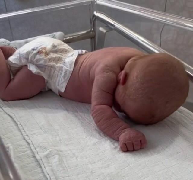 <p><strong>DOĞALI 3 GÜN OLMUŞTU!</strong></p>

<p>İlk kez anne olan Samantha Mitchell, 3 günlük kızının 3 aylık bir bebek gibi davranmaya başlamasıyla şaşkına döndü. Mitchell'in yeni doğan bebeği Nyilah Daise Tzabari doğumdan sadece üç gün sonra başını kaldırmaya ve emeklemeye başladı.</p>

<p> </p>

<p> </p>
