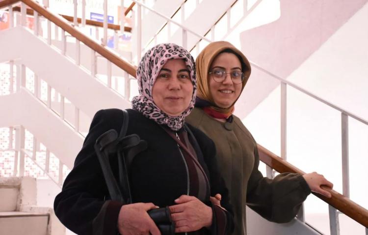 <p><strong>ANNESİNE VERDİĞİ O SÖZÜ TUTTU!</strong></p>

<p>İyi bir eğitim alabilmek için annesiyle zorlu bir mücadeleden geçtiklerini dile getiren Ayşe Uzunoğlu, annesine minnettar olduğunu söyledi. Şimdilerde koltuk değnekleriyle hareket ettiğini belirten Ayşe Uzunoğlu, yaşadığı fiziksel zorluklara rağmen mesleğini severek yaptığına dikkat çekti. Ayşe Uzunoğlu;<em><strong> "</strong></em><em><strong>İlkokulu bitirdikten sonra başaramayacağım empoze edilmeye çalışıldı. Hem psikolojik hem fiziksel bir savaş vermem gerekti ama bu beni yıldırmadı. Hatta daha da güçlendirdi. Tek çıkış kapım okumaktı. Okula gelmezsem sosyalleşebildiğim bir yer yoktu. Dışarda oyun oynayamıyorsunuz ama okulda arkadaşlarınız var. Okul benim özgürleşme alanımdı ve halen de öyle. Annem olmasa ben bunları başaramazdım. Okula beni getirdiğinde öğretmenler odasında beklerdi. Göze batmamak için öğretmenler odasını temizler, çay kahve yapardı. Bir gün öğretmen olup anneme öğretmenler odasında çay içirmek istiyordum. Geçen yıl atanınca, ilk yaptığım şey anneme öğretmen odasında çay içirmekti."</strong></em> şeklinde konuştu. </p>
