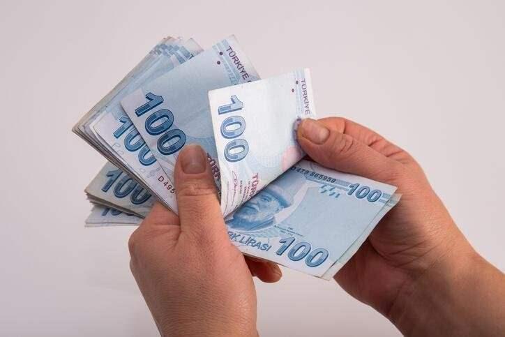 <p>Emekli maaşı 3.500 TL'ye kadar olan emeklilere 4.500 TL</p>

<p> </p>
