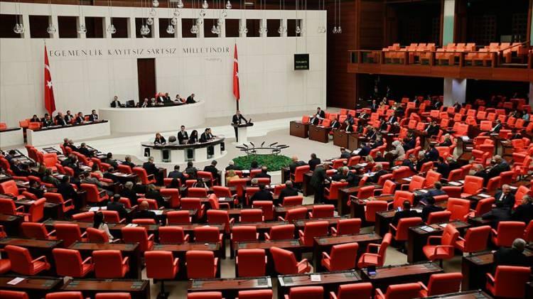 <p><strong>BU DÜZENLEMELER NE ZAMAN YÜRÜRLÜĞE GİRECEK?</strong></p>
<p>Bu düzenlemeler 1 Haziran 2024 tarihinde yürürlüğe girecek.</p>
<p><strong>KOMİSYONDA KABUL EDİLDİ</strong></p>
<p>Bir süredir görüşmeleri devam eden 8. Yargı Paketi, TBMM Adalet Komisyonu'nda kabul edildi.</p>
<p>Birçok önemli değişikliğin yer aldığı teklif, TBMM Genel Kurulu'na gidecek.</p>