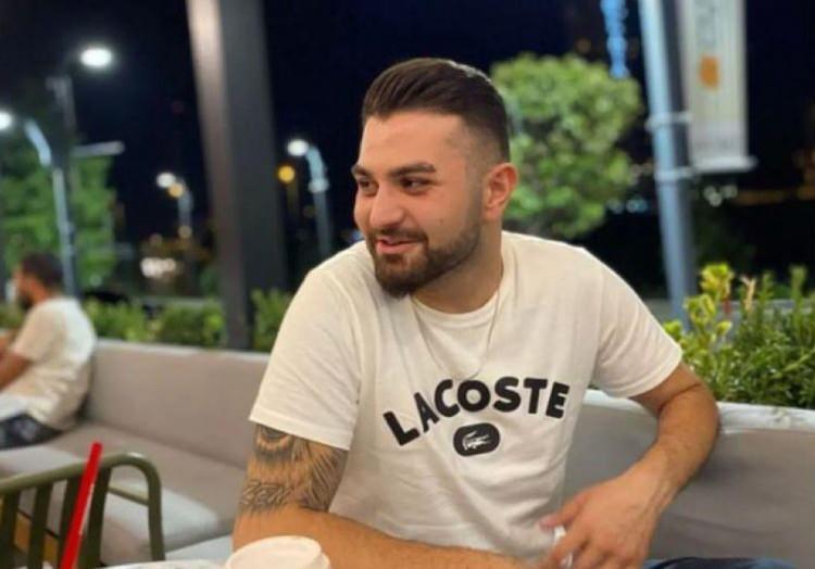<p><strong>"ERKEKSEN DÜKKANA GEL PARANI AL"</strong></p>
<p>Fezlekede Batuhan Bayındır'ın ailesinin maddi ve manevi tazminatlarını aldıkları gerekçesiyle şikayetinden vazgeçtiği ancak Yunus Emre Erzen'in ailesinin şikayetinin devam ettiği anlatıldı. Fezlekede bilgi sahibi olarak beyanı alınan Tarık Özer'in eşi Yadigar Özer, eşinin demir tüccarı olduğunu ve 20 gün önce ticaret yaptığı bir kişinin çekini ödemediği, bu nedenden dolayı icraya verdiği, bu kişinin whatsapp'dan hakaret içerikli paylaşımlar yaptığını, "Erkeksen dükkana gel paranı al" şeklinde mesaj attığını söyledi.</p>