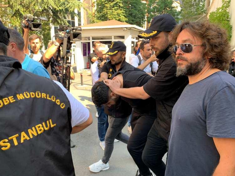 <p>Ben sırtım dönükken silah sesi duydum. Oğlumda 'baba baba' diye bağırınca kardeşimin vurulduğunu gördüm yerdeki kanlardan. Oğlumun seslenişini duyunca oğlumun vurulduğunu düşünerek o anki halle hedef alarak ayağından vurmak istedim. Yunus Emre'nin silahını bırakması için ayaklarından vurmak için ateş ettim.</p>