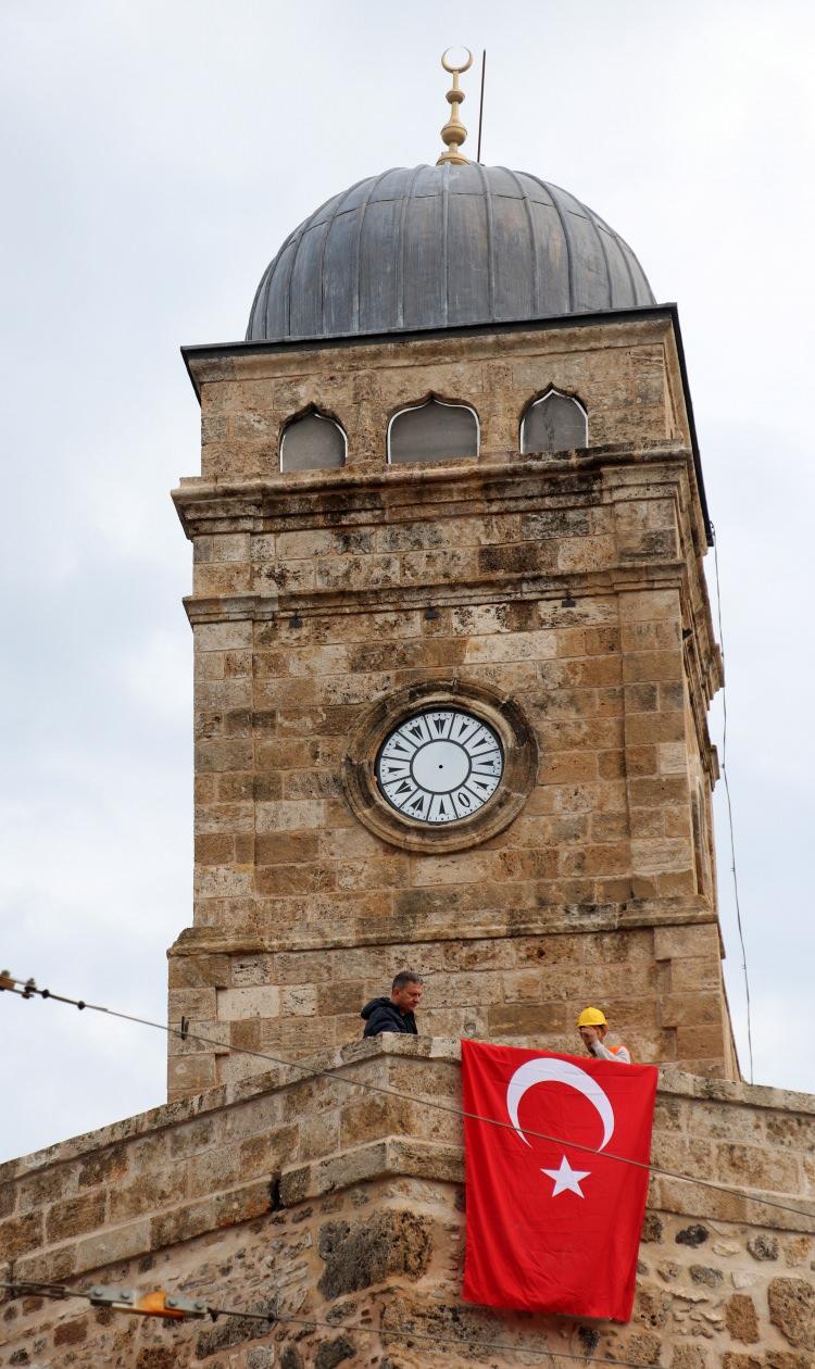 <p><span style="color:#B22222"><strong>'EN GÜZEL DURUŞUYLA YAŞAMAYA DEVAM EDECEK'</strong></span></p>
<p>Medyada saatin çalındığına dair haberlerin geçtiğini hatırlatan Cemil Karabayram, "Bu saat 1985'li yıllarda ortadan yok oluyor ama bugün bu saatin ikizi, bir eşdeğeri aynı özgün malzemeyle yapılmış bir saat kadranı getirilip buraya yerleştirildi. Mekanizması yerleştirildi. Bu işin üstadı Recep Gürgen Bey, bizzat bir zanaatkar olarak işin başından sonuna kadar yer aldı. Antalya'mızın saat kulesi Antalya'mızın geleceğine tüm zamanlarıyla en güzel duruşuyla yaşamaya devam edecektir" diye konuştu.</p>