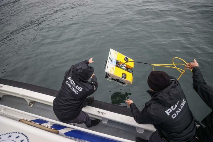 <p>Deniz Kuvvetleri Komutanlığına bağlı TCG Akın Gemisi'nde görevli dalgıçlar, denizin tabanına oturan kargo gemisinin enkazına dalışlar gerçekleştiriyor.</p>

<p> </p>
