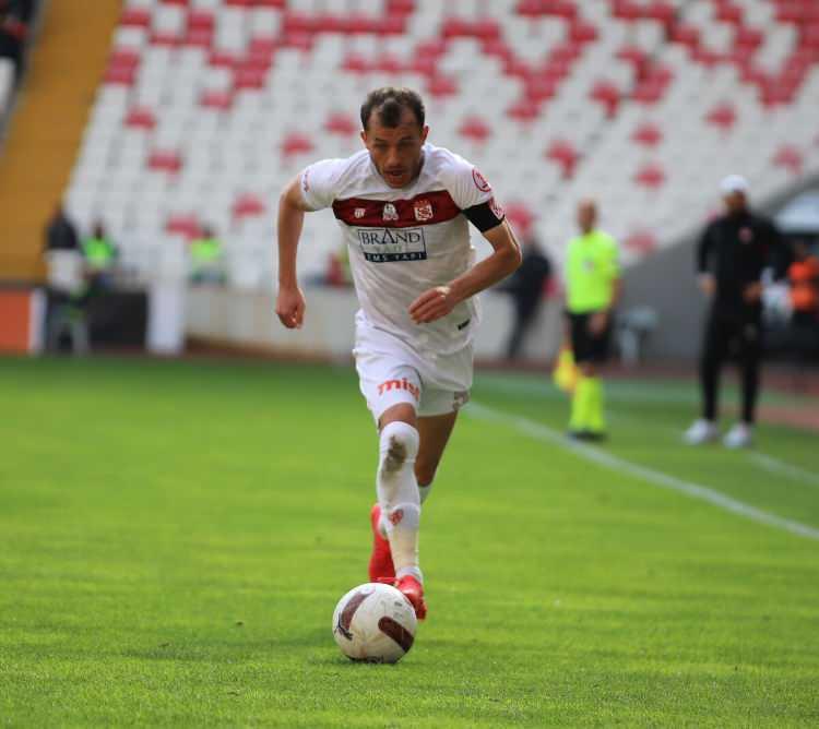 <p>Ziya Erdal<br />
<br />
Sivasspor<br />
<br />
13 yıl 5 Ay</p>
