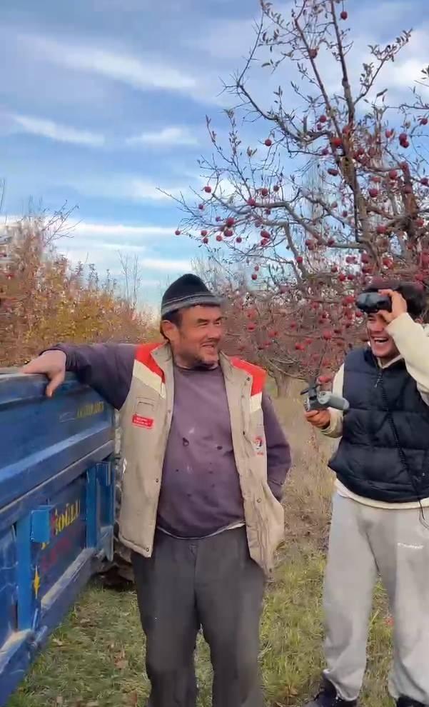 <p>Genç, dronu bu sefer traktör altında gizlenen babasının yanına kadar gönderdi. Korkusu daha da artan baba, cep telefonuyla yanına gelen dronu çekmeye başladı. Bu sırada dron traktöre çarpıp yere düştü. Oğlunun şaka yaptığını anlayan baba ise derin bir ‘oh' çekti.</p>
<p>O anları sosyal medyada paylaşan gencin videosu viral oldu.</p>