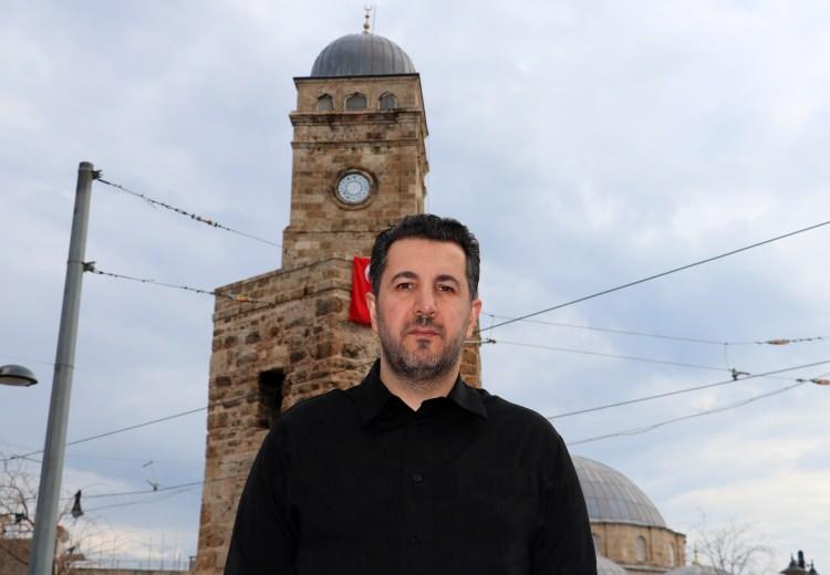 <p><span style="color:#B22222"><strong>1-2 GÜN İÇİNDE ÇALIŞIR HALE GELECEK</strong></span></p>
<p>Tarihi saatlerin tamircisi Recep Gürgen ise "1985 yılında bu kuleyi ilk defa gördüm. O zaman içerisinde saat makinesi vardı.</p>