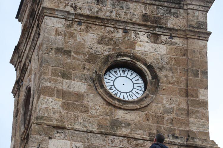 <p>Tekrar gördüğümde saat burada değildi, makine yoktu. Bunun üzerine orijinal makinesinin peşine düştük. Bir şekilde bunun benzerini temin ettik. Saatin makinesi, aynı dönemin fakat başka bir kuleye ait bir makineydi. Hem günümüze uyarlamamız gerekiyordu hem de o makineyi bu kuleye ve dört yönlü kadranlarına göre yapmamız gerekiyordu. Çalışmalarımızı yaptık. Kadran ve bütün bilgiler kurul tarafından onaylanarak günümüze kadar geldi. 1-2 gün içerisinde tamamıyla çalışır hale gelecek" diye konuştu.</p>
<p><strong>KAYNAK: DHA</strong></p>