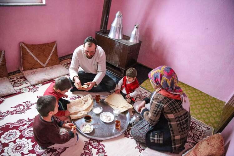 <p><strong>"Bu hayata alıştım"</strong></p>
