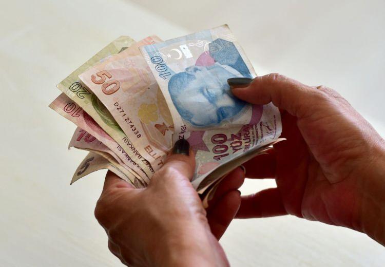 <p><strong>KİRACIYA TAHLİYE YARDIMI VAR MI?</strong></p>
<p>Hak sahibine bir konut için 700 bin TL'ye kadar hibe, 700 bin TL'ye kadar kredi verilecek. İşyerini dönüştüreceklere ise 350 bin TL'ye kadar hibe, 350 bin TL'ye kadar kredi verilecek. </p>
